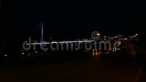 模糊的夜晚城市景观与汽车灯光低键背景桥路黑天车轻街户外小车视频的预览图