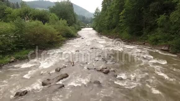 清澈湍急的溪水在山间流淌视频的预览图