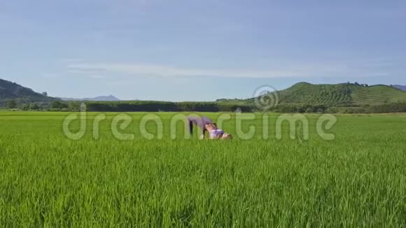 少女秀山间绿米瑜伽姿势视频的预览图