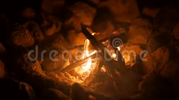 在一个布满岩石的坑中燃烧着的篝火视频的预览图