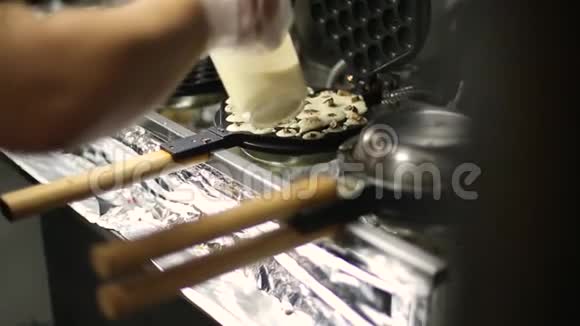 工业华夫饼制造商视频的预览图