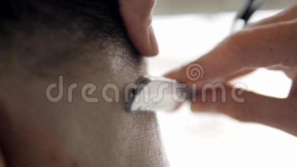 职业理发师用一把直剃刀客户理发快关门慢动作视频的预览图