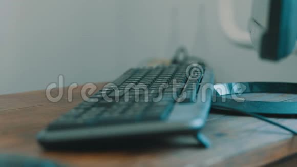 男人用两个手指在电脑键盘上打字视频的预览图