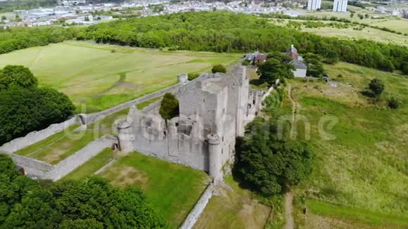 鸟瞰Craigmillar城堡和爱丁堡市视频的预览图