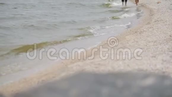 爱情故事海滩上的一对正在奔跑视频的预览图