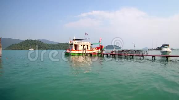 码头在泰国海域捕鱼视频的预览图