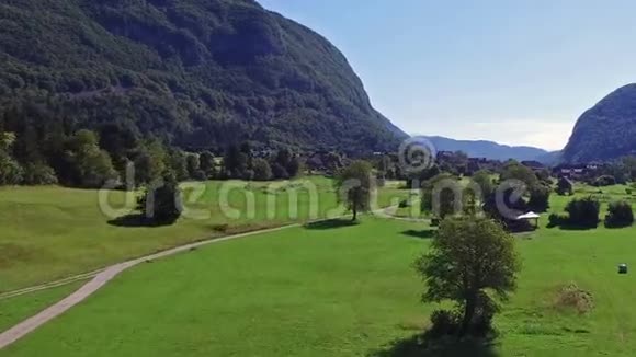 4K早上在博欣吉湖附近的绿色山谷上空飞行通往朱利安阿尔卑斯山的斯塔拉福齐纳村的路特里格拉夫NP视频的预览图