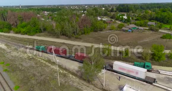 货运列车正在缓慢穿行于木工厂的领地内鸟瞰现代锯木机视频的预览图