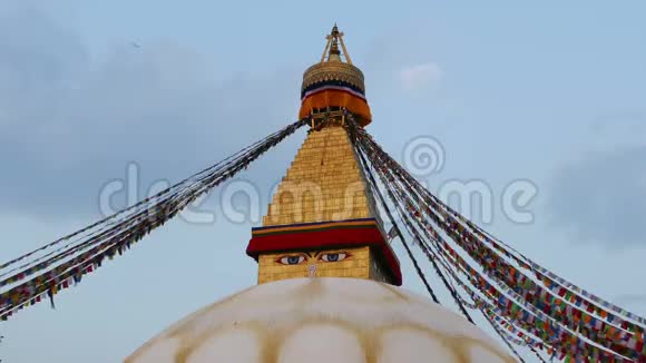 Boudhanats日落蓝天佛寺尼泊尔加德满都4k视频的预览图