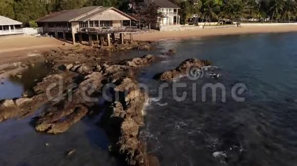 在泰国的芭堤雅海滩飞行包括海洋和沙子芭堤雅海滩是泰国最著名的海滩视频的预览图