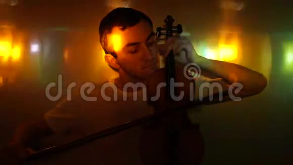 年轻人在夜总会拉小提琴视频的预览图