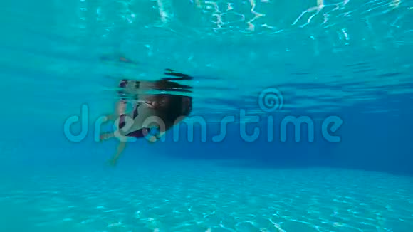 女子在水下慢动作游泳视频的预览图
