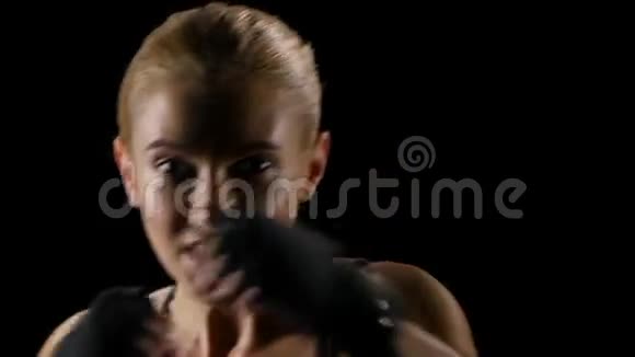 好斗的女拳击手训练快关门视频的预览图