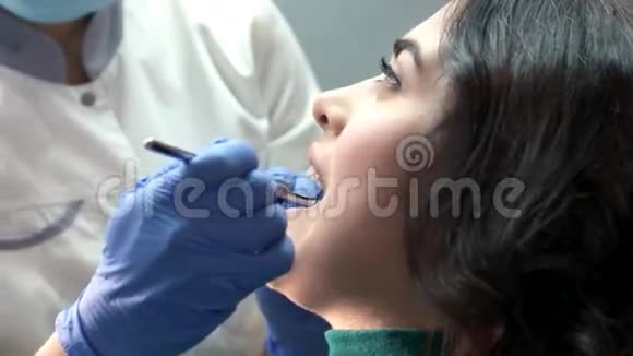 戴手套的牙医检查病人视频的预览图