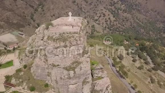 意大利卡拉布里亚的波瓦带有天主教十字架的岩石空中4k惊人轨道视频的预览图