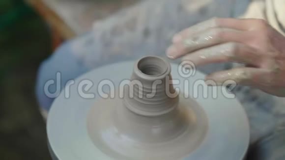 主人陶工的手做了一壶黏土传统工艺视频的预览图