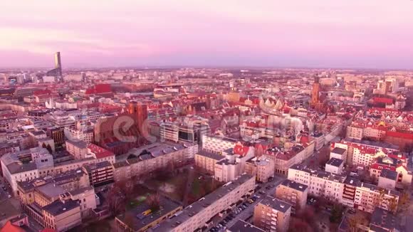 空中寒冷的日出中的城市景观视频的预览图