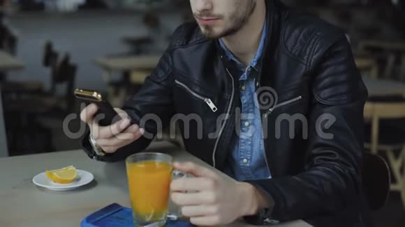 4K咖啡厅智能手机上的年轻帅哥视频的预览图