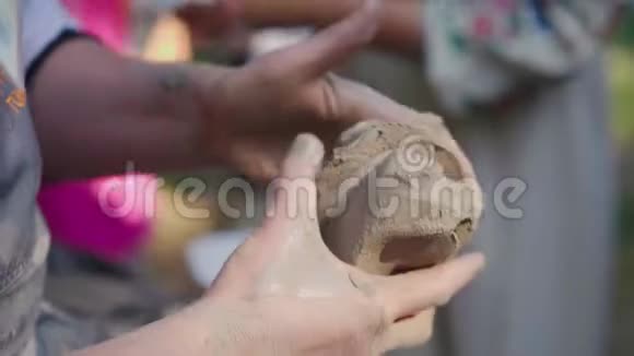 波特大师挂了一块粘土做盘子的造型在露天集市特写视频的预览图