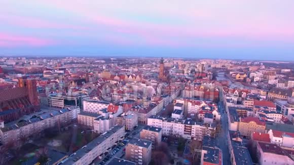 空中寒冷的日出中的城市景观视频的预览图
