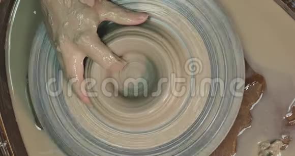 女人手拿陶轮手工艺人造型锅视频的预览图