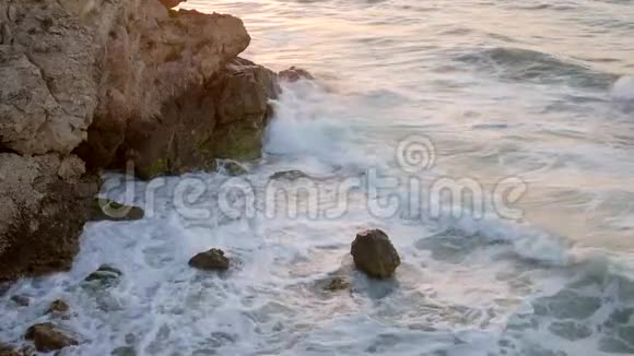 白色泡沫海波冲击海岸上的岩石高清慢速运动克里米亚俄罗斯视频的预览图