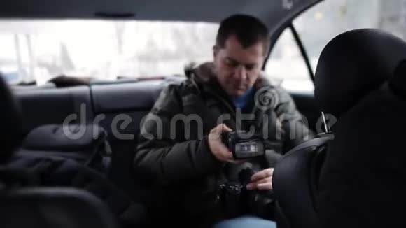 乘坐出租车的游客出租车里的人在你的照相机上放闪光灯视频的预览图
