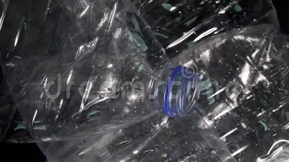 旧塑料瓶回收浪费的概念全球变暖和污染视频的预览图