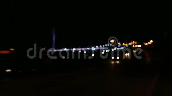 城市夜生活灯的汽车在路上模糊光低键多利射击夜晚的城市户外的五颜六色的汽车灯光视频的预览图