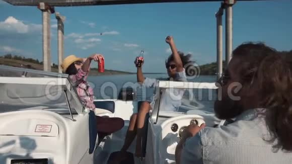一群快乐的女人在船上放松视频的预览图