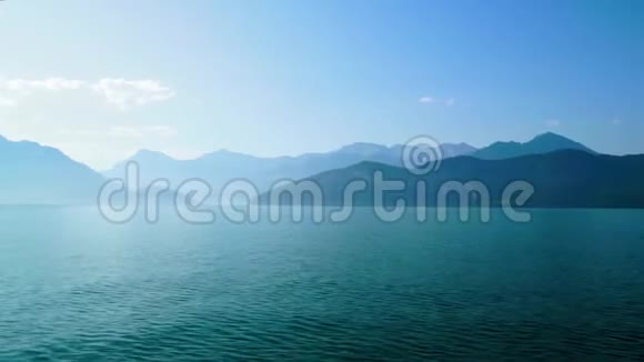 清晨雾蒙蒙的瑞士一个美丽的湖泊视频的预览图