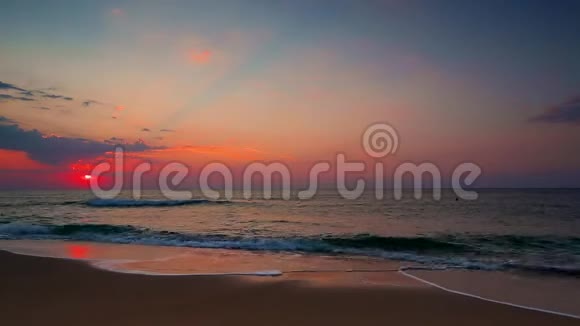 天空中的日出蓬松的云彩海滩上的阳光视频视频的预览图