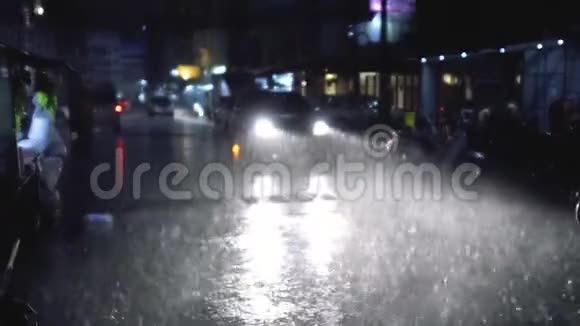 有车灯的夜城大雨视频的预览图