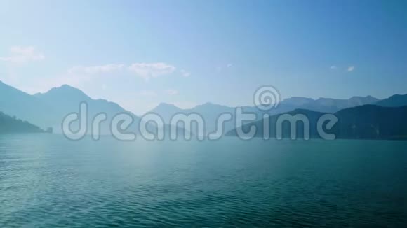 清晨雾蒙蒙的瑞士一个美丽的湖泊视频的预览图