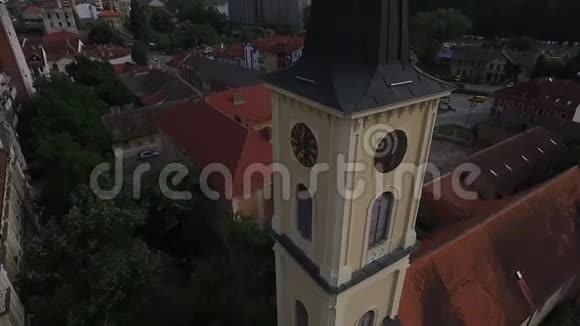 城里的基督教会无人机空中镜头视频的预览图