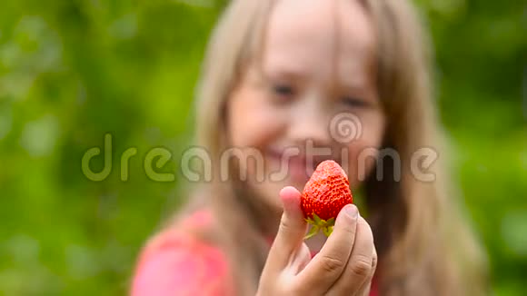 草莓红色成熟和甜蜜吃女孩和微笑健康食品视频的预览图