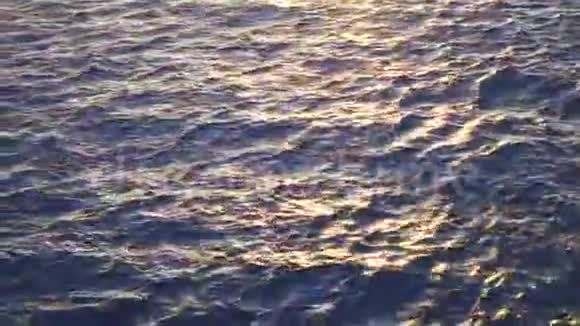 海波和涟漪彩色和深蓝色的海洋背景库存日落时的海浪视频的预览图