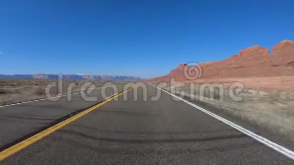 高速公路穿过纪念碑谷视频的预览图