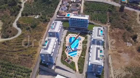 俯瞰美丽的复杂酒店游泳池库存录像酒店度假建筑群的优美景观设计视频的预览图