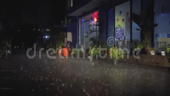 有车灯的夜城大雨视频的预览图