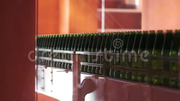 啤酒生产线在工厂用酒精瓶把传送带关上视频的预览图