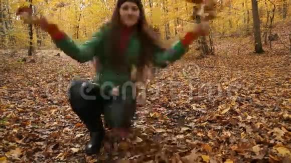 扔树叶的女孩视频的预览图