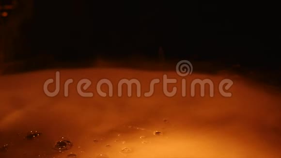 黑色背景上的橙色烟雾橙色烟雾的运动烟雾背景黑暗概念视频的预览图