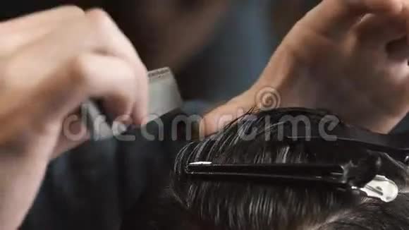 在理发店梳头的人视频的预览图