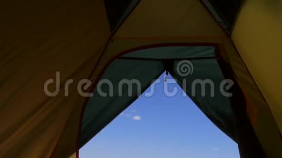 从海上露营帐篷窗口和美丽的桑迪海滩的晨景高清慢速运动视频的预览图