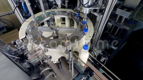 完全机械的牛奶装瓶生产线视频的预览图