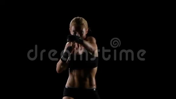 金发女人拳击手微笑着打视频的预览图