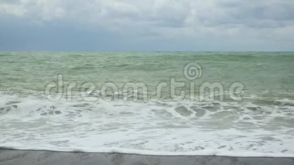 波涛汹涌的海洋中视频的预览图