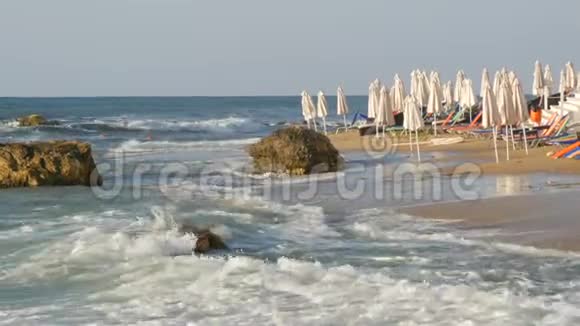 空的多色日光浴或日光浴床和折叠的海滩伞在度假海滩黑海豪华度假视频的预览图
