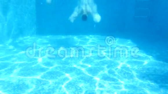 孩子们在水下游泳4k慢动作男孩和女孩一起潜入水中视频的预览图